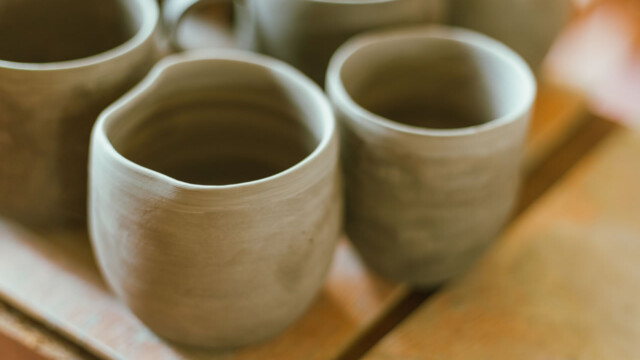 Roke v glini: skodelice