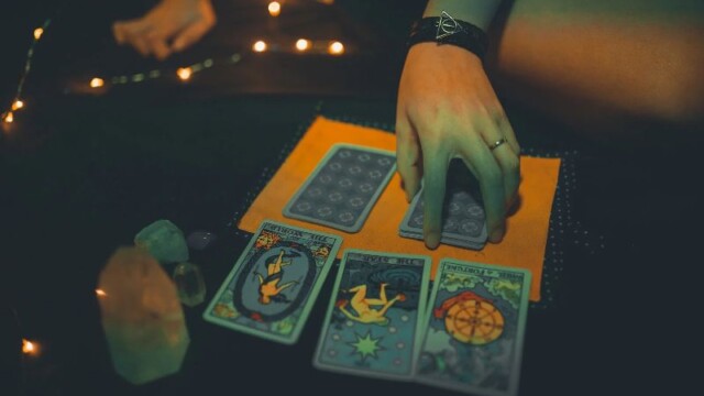 Tarot: delo s podzavestjo skozi simboliko